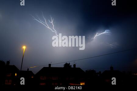 Nottingham, Regno Unito. 22 Luglio, 2013. Tempeste breakout sulla East Midlands come l'ondata di caldo arriva alla fine. Un fulmine illumina i cieli sopra di Nottingham, UK. Credito: Craig Yates/Alamy Live News Foto Stock