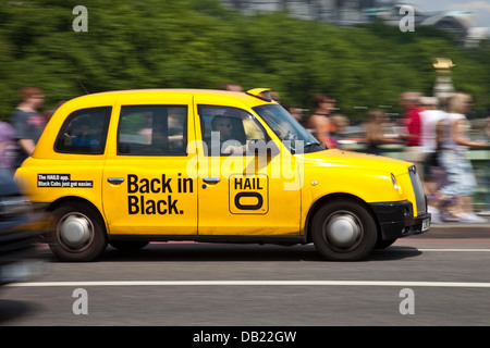 Londra Taxi attraversando il ponte di Westminster a Londra, Inghilterra Foto Stock