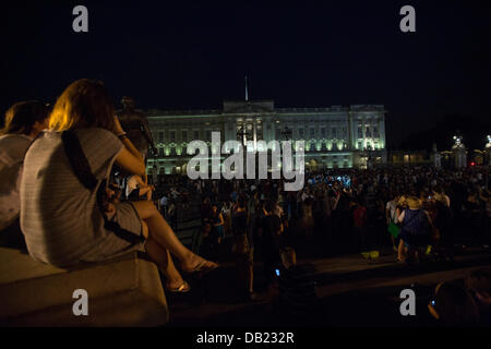 Londra, Regno Unito. 22 Luglio, 2013. Dopo la Royal baby è nato un funzionario bulleting è stato posto di fronte ai cancelli a Buckingham Palace. Hundrends di persone raccolte al di fuori del palazzo per celebrare il nuovo erede al trono. Credito: Lydia Pagoni/Alamy Live News Foto Stock