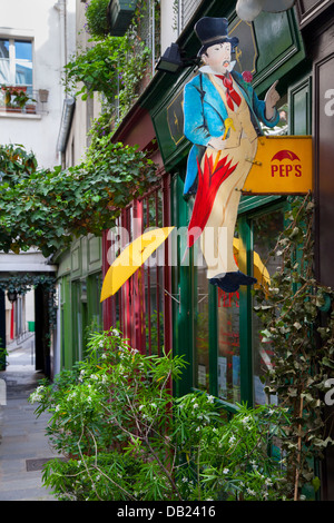 Peps ombrelloni e negozio di riparazione lungo il passaggio de l'ancre, parigi francia Foto Stock