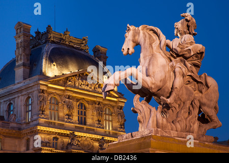 Statua equestre di Luigi XVI in ingresso al Musee du Louvre, Parigi Francia Foto Stock