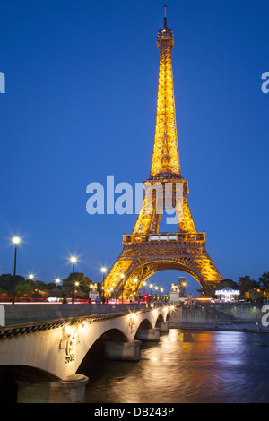 Crepuscolo alla Torre Eiffel, Parigi, Francia Foto Stock