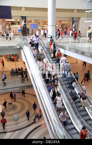 Persone in sella ad una scala mobile al centro Eaton su luglio 12, 2013 a Toronto Foto Stock