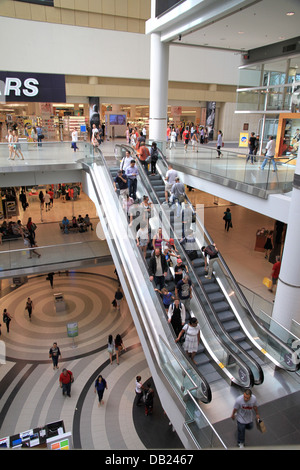 Persone in sella ad una scala mobile al centro Eaton su luglio 12, 2013 a Toronto Foto Stock