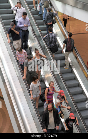 Persone in sella ad una scala mobile al centro Eaton su luglio 12, 2013 a Toronto Foto Stock