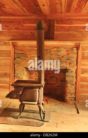 Stufa all'interno di Casa via cavo. Cades Cove, Great Smoky Mountains National Park, Tennessee, Stati Uniti d'America Foto Stock