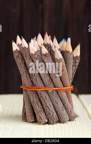 Bundle di tronco di albero matite sul tavolo di legno Foto Stock