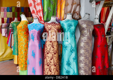 Abiti colorati visualizzati su manichini in un negozio di Arab Street, Singapore. Foto Stock