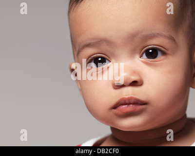 Closeup ritratto di un simpatico nove mese vecchio nero Baby girl face Foto Stock