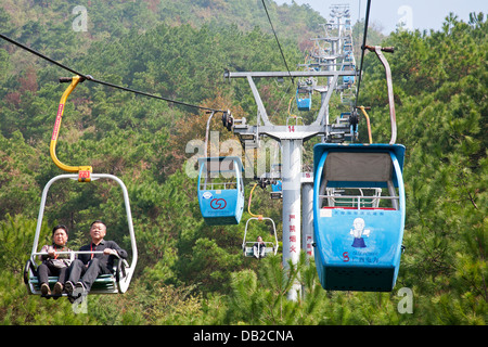 Seggiovia che conduce alla cima della montagna Yaoshan. Nel Guangxi Zhuang Regione autonoma, Cina Foto Stock