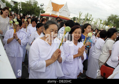 22 luglio 2013. Bangkok , Thailandia .adoratori di contenimento dei flussi a lume di candela intorno al Wat Benchamabophit tempio per la celebrata Asalha Puja . Asalha Puja è un buddista Theravada festival che avviene tipicamente in luglio, sulla luna piena dell'ottavo mese lunare. Credito: John Vincent/Alamy Live News Foto Stock