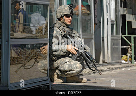 Un paracadutista squadre come tiene il suo M4A1 carbine durante una pattuglia in Kadamiyah, Iraq, marzo 2007. I soldati appartengono alla compagnia d del primo battaglione " Red falchi' del 325Airborne Reggimento di Fanteria, facente parte della seconda brigata ottantaduesima Airborne Division "tutti Americani". Foto: Carl Schulze Foto Stock