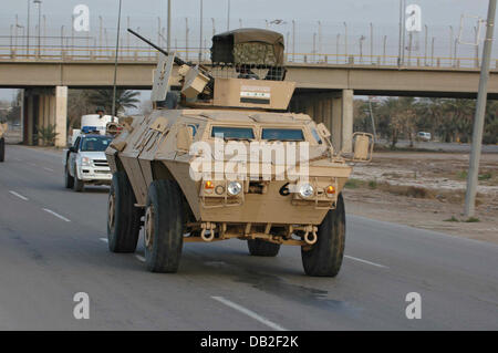 Un M1114 ad alta mobilità multiuso di veicolo su ruote (HMMWV) dell'esercito iracheno è raffigurato su una strada presso il quartiere Kahdamya di Bagdad, Iraq, marzo 2007. Foto: Carl Schulze Foto Stock