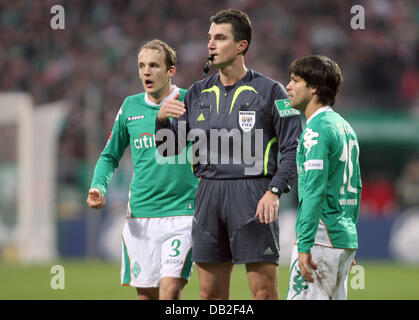 Brema il brasiliano Diego (R) e il compagno di squadra finlandese Petri Pasanen sono illustrati con arbitro Knut Kircher (C) durante il Werder Brema vs Bayer 04 Leverkusen Bundesliga corrispondono a Bremen, Germania, 15 dicembre 2007. Il Werder Brema ha vinto la partita 5-2. Foto: Carmen Jaspersen Foto Stock