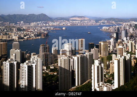 (Dpa) file la foto mostra la vista da Victoria Park su Hong Kong, Cina, 2006. Foto: Friedel Gierth Foto Stock