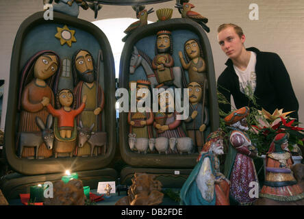 Johann prende uno sguardo da vicino al presepe carving denominato " La vita di Gesù' dal contadino polacco artista Marian Ule in Cuxhaven, Germania, 18 dicembre 2007. Il pezzo viene mostrato alla fiera "ingenuo ha voluto opere dalla Polonia" (Naive Holzschnitzkunst aus Polen) a Cuxhaven's Castle Ritzebuettel. Il desiderio di legno continua a disegnare sul polacco ininterrotta storia risalente al XIX secolo Foto Stock