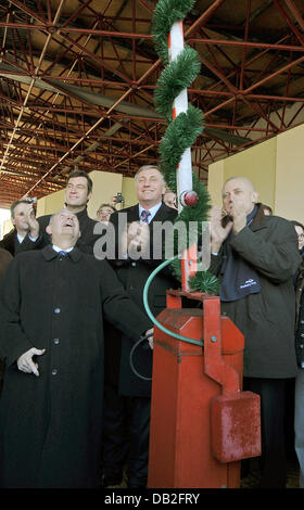 Il Primo Ministro bavarese Guenther Beckstein, bavarese Ministro dell'UE Markus Soeder, Primo Ministro ceco Mirek Topolanek e capitano della South Bohemian district, Jan Zahradnik (L-R) sollevare un pike presso i tedeschi e cechi di attraversamento di confine in Philippsreut, Germania, 21 dicembre 2007. I controlli alle frontiere sono stati fermati venerdì mattina, dopo la Polonia e la Repubblica ceca inserito la zona Schengen alla m. Foto Stock