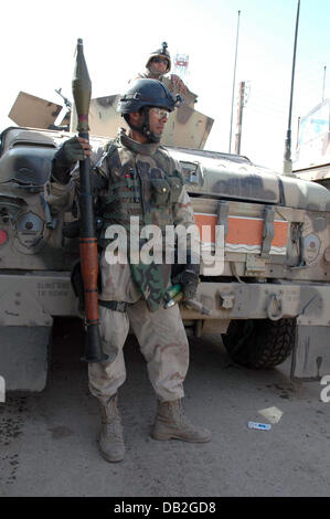 Soldati iracheni posizionarsi in corrispondenza di un punto di controllo a Bagdad, Iraq, marzo 2007. Il soldato in primo piano contiene un GDR-7 anti-carro lanciarazzi granata.Foto: Carl Schulze Foto Stock