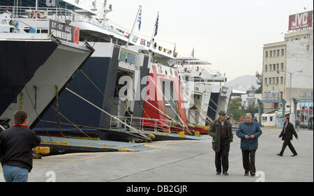 Veicolo ferries ormeggiare al porto del Pireo ad Atene, Grecia, 12 dicembre 2007. Molti traghetti sono stati annullati a causa di uno sciopero generale che anche gli addetti alla banca, funzionari, avvocati e insegnanti e il giornalista ha partecipato a. I sindacati hanno protestato contro le riforme delle pensioni del governo conservatore, elevando l'età pensionabile da due anni. Il governo sostiene che le riforme sono io Foto Stock