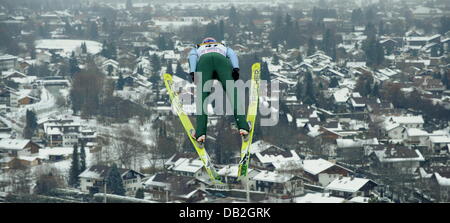 Tedesco ponticello sci Georg Spaeth è in volo durante la sua formazione vai al nuovo salto con gli sci di Garmisch-Partenkirchen, Germania, 31 dicembre 2007. La qualifica è stata annullata a causa di troppo forti venti e la neve cade ed è prevista per domani mattina. Il 30 dicembre, Morgenstern ha vinto la 56a quattro colli torneo kick-off saltando a Oberstdorf ed è un forte favorito per la over Foto Stock