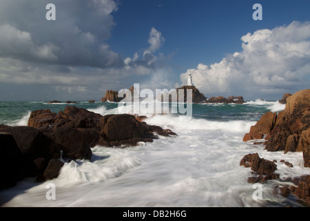 Corbiere Lighthouse - mostra di marea su causeway Jersey Isole del Canale, NEL REGNO UNITO LA005935 Foto Stock