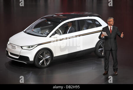 Il presidente Audi Rupert Stadler presenta la nuova Audi A2 durante il Gruppo Volkswagen notte intitolato "L'influenza la Diversità' presso il palazzetto dello sport di Frankfurt/Main, Germania, 12 settembre 2011. Dal 15 al 25 settembre 2011 espositori provenienti da tutto il mondo saranno in grado di presentare le nuove tendenze del settore automobilistico, guidato dalla mobilità elettronica e i veicoli ibridi. Foto: Fredrik von Erichsen Foto Stock