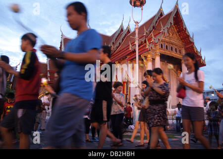 22 luglio 2013. Bangkok , Thailandia .adoratori di contenimento dei flussi a lume di candela intorno al Wat Benchamabophit tempio per la celebrata Asalha Puja . Asalha Puja è un buddista Theravada festival che avviene tipicamente in luglio, sulla luna piena dell'ottavo mese lunare. Credito: John Vincent/Alamy Live News Foto Stock