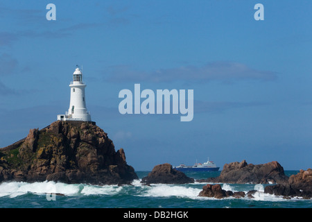 Corbiere Lighthouse e il traghetto veloce per la terraferma Jersey Isole del Canale, NEL REGNO UNITO LA005944 Foto Stock
