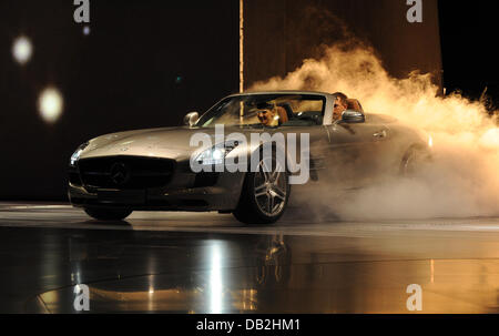 Una Mercedes Benz SLS AMG Roadster è visto presso lo stand della società automobilistica Daimler presso la International Motor Show IAA di Francoforte sul Meno, Germania, 13 settembre 2011. Dal 15 al 25 settembre 2011 espositori provenienti da tutto il mondo saranno in grado di presentare le nuove tendenze del settore automobilistico, guidato dalla mobilità elettronica e i veicoli ibridi. Foto: MARIJAN MURAT Foto Stock