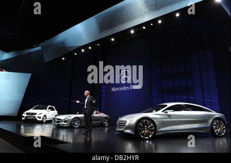 Il presidente di Daimler Dieter Zetsche si erge tra una Mercedes-Benz M-class (L-R),una Mercedes SLS AMG Roadster e una concept car F125 presso lo stand di un produttore di automobili Daimler presso la International Motor Show IAA di Francoforte sul Meno, Germania, 13 settembre 2011. Dal 15 al 25 settembre 2011 espositori provenienti da tutto il mondo saranno in grado di presentare le nuove tendenze del settore automobilistico, capeggiata da e Foto Stock