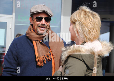 La stella di Hollywood Kevin Costner (L) visiti il centro di esperienza di forze naturali nell'elenco sull'isola di Sylt, Germania, 13 settembre 2011. Costner ricercata informazioni sul riscaldamento globale e le conseguenze del cambiamento climatico. Foto: Jan Heuer Foto Stock