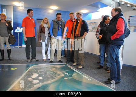 La stella di Hollywood Kevin Costner (C) visite il centro di esperienza di forze naturali nell'elenco sull'isola di Sylt, Germania, 13 settembre 2011. Costner ricercata informazioni sul riscaldamento globale e le conseguenze del cambiamento climatico. Foto: Jan Heuer Foto Stock