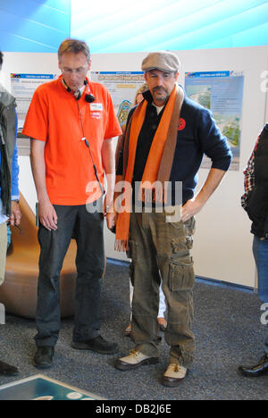 La stella di Hollywood Kevin Costner (R) visiti il centro di esperienza di forze naturali nell'elenco sull'isola di Sylt, Germania, 13 settembre 2011. Costner ricercata informazioni sul riscaldamento globale e le conseguenze del cambiamento climatico. Foto: Jan Heuer Foto Stock