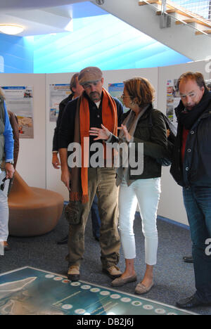 La stella di Hollywood Kevin Costner (L) visiti il centro di esperienza di forze naturali nell'elenco sull'isola di Sylt, Germania, 13 settembre 2011. Costner ricercata informazioni sul riscaldamento globale e le conseguenze del cambiamento climatico. Foto: Jan Heuer Foto Stock