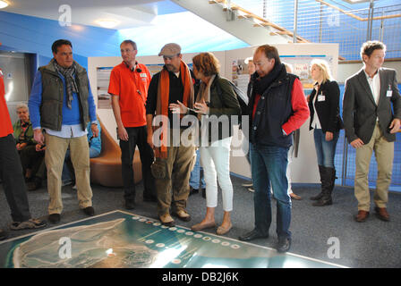 La stella di Hollywood Kevin Costner (C) visite il centro di esperienza di forze naturali nell'elenco sull'isola di Sylt, Germania, 13 settembre 2011. Costner ricercata informazioni sul riscaldamento globale e le conseguenze del cambiamento climatico. Foto: Jan Heuer Foto Stock