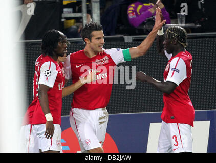 Robin van Persie (C) dell'Arsenal celebra 0-1 obiettivo con Bacary Sagna (r) e Gervinho durante la Champions League gruppo F partita di calcio tra Borussia Dortmund e Arsenal FC al Signal Iduna Park Stadium di Dortmund, Germania, il 13 settembre 2011. Foto: Roland Weihrauch dpa/lnw +++(c) dpa - Bildfunk+++ Foto Stock