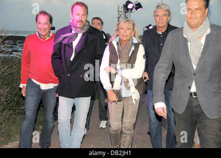 Presidente dell'abbigliamento compny Arqueonautas Nikolaus Graf Sandizell (L-R), star Kevin Costner, il presentatore TV Sabine Christiansen, imprenditore di moda Michael Otto e CEO della società di abbigliamento Kitaro Kai Wilhelm a piedi il ristorante 'Sturmhaube' a Kampen sull'isola di Sylt, Germania, 13 settembre 2011. Costner hanno partecipato all'apertura del negozio online di Arqueonautas sull'isola Foto Stock