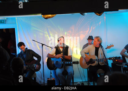 Star Kevin Costner (C) esegue sul palco del ristorante 'Sturmhaube' davanti a 300 persone a Kampen sull'isola di Sylt, Germania, 13 settembre 2011. Costner hanno partecipato all'apertura del negozio online di Arqueonautas sull isola di Sylt. Foto: Jan Heuer Foto Stock