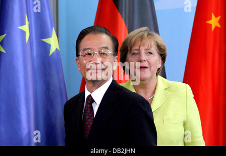 FILE - Un archivio foto datata 28 giugno 2011 mostra il Cancelliere tedesco Angela Merkel e il premier cinese Wen Jiabao durante una conferenza stampa del primo governo Chinese-German consultazioni a Berlino, Germania. La Cina ha offerto aiuto per Europa e Stati Uniti con nuovi investimenti. All'inizio della cosiddetta Davos estate meeting del world forum economia nella città cinese da Foto Stock