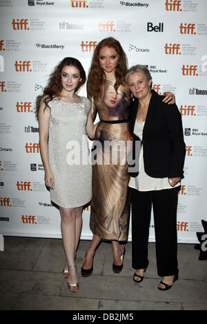 Attrici Sarah Bolger (l-r) e Lily Cole e regista Mary Harron assistere alla premiere di 'La falena Diaries' durante il Toronto International Film Festival, TIFF a Isabel Bader Theatre di Toronto, Canada, il 13 settembre 2011. Foto: Hubert Boesl Foto Stock