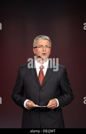 La testa del consiglio di amministrazione di Audi, Rupert Stadler, parla durante il Gruppo Volkswagen la notte con il motto "l'influenza la Diversità' a Ballsporthalle a Francoforte, Germania, 12 settembre 2011. La International Motor Show IAA di Francoforte è uno del mondo di motore superiore mostra. Dal 15 al 25 settembre 2011 espositori provenienti da tutto il mondo saranno in grado di presentare le nuove tendenze del settore automobilistico, Foto Stock