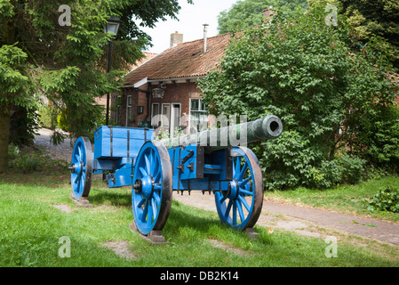 Vecchio canonico presso la storica fortezza di Bourtange in provincia di Groningen nei Paesi Bassi Foto Stock