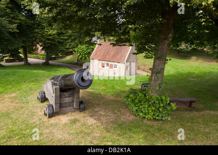 Vecchio canonico presso la storica fortezza di Bourtange in provincia di Groningen nei Paesi Bassi Foto Stock