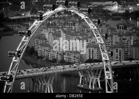 B/W Vista del Singapore Flyer, Tanjong Rhu e East Coast Parkway Expressway (ECP), dalla cima della Marina Bay Sands di notte Foto Stock