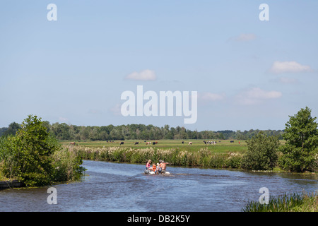 Paesaggio con fiume e la vela di persone a Leek nella provincia di Groninga Foto Stock