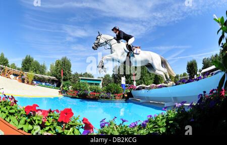 Equestre Francese Penelope Leprevost in azione sul suo cavallo Mylord Carthago durante il European Show Jumping Championship a Madrid, Spagna, 14 settembre 2011. Foto: JOCHEN LUEBKE Foto Stock