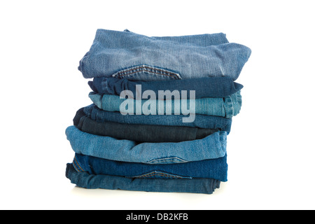 Pila di vecchi jeans blu su sfondo bianco Foto Stock