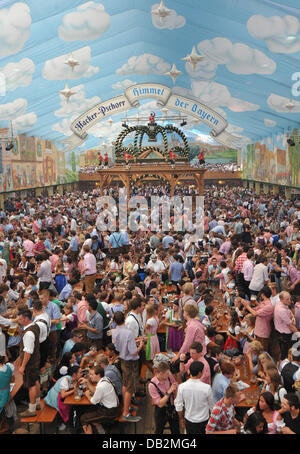 Visitatori sedersi in una birra dieci sotto lo slogan "Il cielo di Baviera' alla Oktoberfest sulla Theresienwiese a Monaco di Baviera, Germania, il 17 settembre 2011. Il 178mo Oktoberfest è attrarre visitatori da tutto il mondo fino al 03 ottobre 2011 nella capitale bavarese. Foto: Andreas Gebert Foto Stock