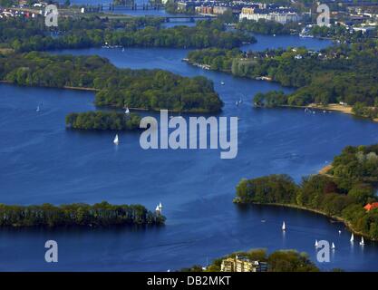 Berlin 2013/05/01 District - Vista dalla motivazione delle baie dell'isola Valentinswerder Baumwerder e sulle rive della Havel e al lago di Tegel a Berlino - Spandau. Foto Stock