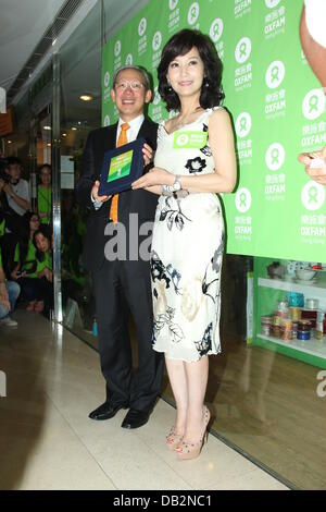 Hong Kong, Cina. 22 Luglio, 2013. Angie Chiu frequentato il famoso marchio carità l'attività di vendita di Hong Kong in Cina il lunedì 22 luglio, 2013. Credito: TopPhoto/Alamy Live News Foto Stock